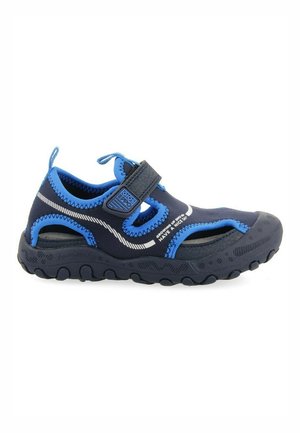 Zapato acuático azul y marino con aberturas transpirables, correa ajustable de Velcro, suela de goma texturizada y detalles de costura ligera.