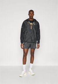 ASICS FUJITRAIL PACKABLE - Windbreakers - performance black
