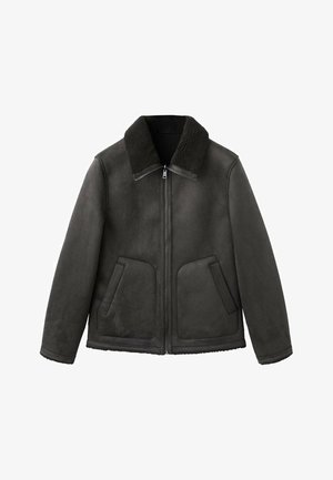 Giacca in pelliccia shearling grigia con chiusura a zip, colletto, due tasche frontali e texture morbida. Il design presenta uno stile semplice e pratico.