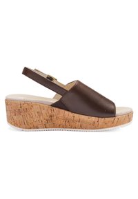 Hnědý kožený klínový sandál s korkovou platformovou podrážkou a nastavitelným páskem na patu na bílém pozadí.