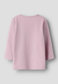 Lichtroze shirt met lange mouwen, een ronde hals en een zachte, gladde textuur. Eenvoudig ontwerp met minimale stikdetails langs de randen.