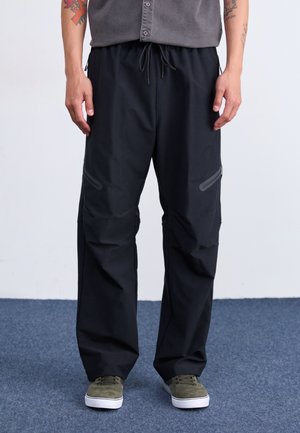 TECH SHORI PANT - Verryttelyhousut - black