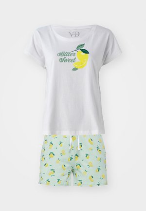 Valkoinen t-paita, jossa on "Bitter Sweet" -painatus ja sitruunakuva, yhdistettynä mintunvihreisiin shortsseihin, joissa on sitruuna- ja lehtikuviota. Puuvillasekoitetta.
