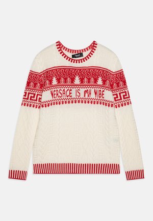 Cremfarbener Strickpullover mit rotem geometrischem Einsatz, der den Text "VERSACE IS MY VIBE" trägt. Rote gestreifte Bündchen und Saum, strukturiertes Muster über das ganze Kleidungsstück.