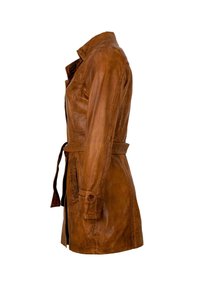 Braune Lederjacke mit schlanker Silhouette, tailliertem Bund, spitzem Kragen und geknöpften Manschetten. Glatte Textur und minimalistisches Design.