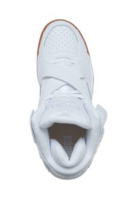Hvit treningssko med perforert overdel, justerbare stropper, polstret krage og gummiyttersåle. Logo på tungen.