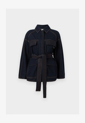 Σκούρο τζιν μπουφάν με πορτοκαλί ραφές, εμπρόσθιες τσέπες με καπάκι, μακριά μανίκια, γιακά και κορδόνι μέσης που ταιριάζει.