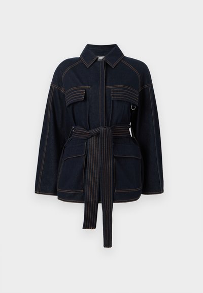 Σκούρο τζιν μπουφάν με πορτοκαλί ραφές, εμπρόσθιες τσέπες με καπάκι, μακριά μανίκια, γιακά και κορδόνι μέσης που ταιριάζει.