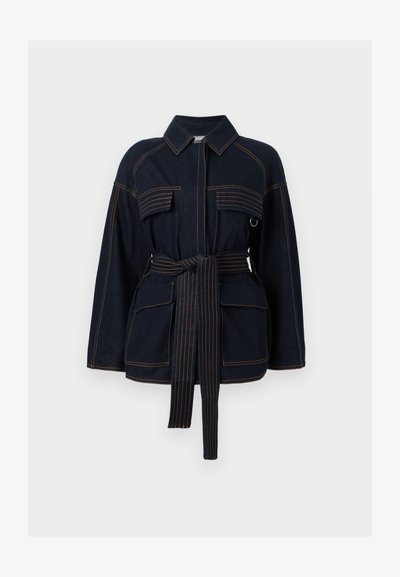 Σκούρο τζιν μπουφάν με πορτοκαλί ραφές, εμπρόσθιες τσέπες με καπάκι, μακριά μανίκια, γιακά και κορδόνι μέσης που ταιριάζει.