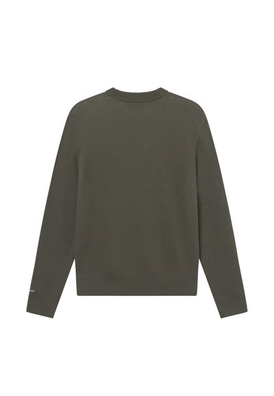 Pull en maille vert olive avec un col rond, un ourlet côtelé et des manches longues. Présente un motif texturé au dos.