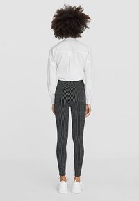 Stradivarius Pantaloni - black