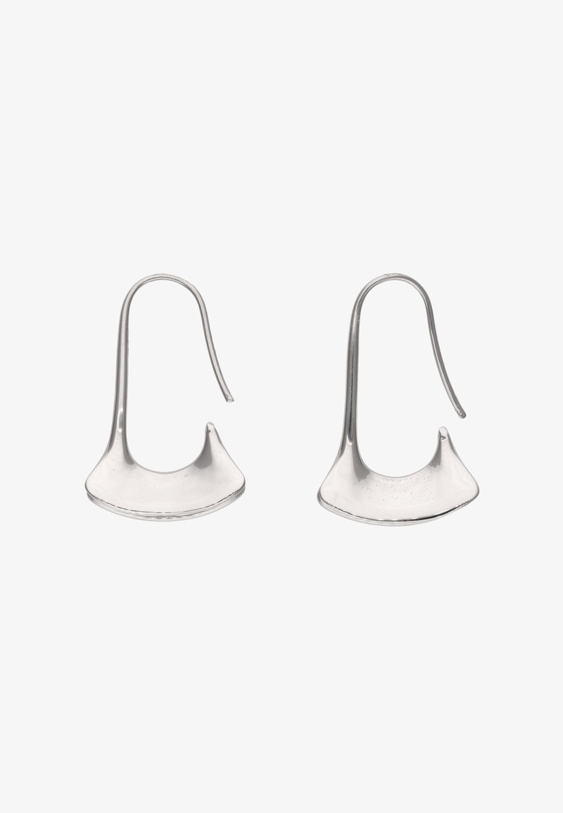 Pereche de cercei cu cârlig din argint lustruit, având o formă triunghiulară lată și curbată, cu un mic vârf îndreptat în sus pe o parte.