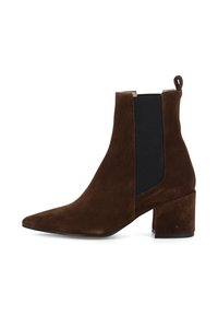 Braune Wildleder-Stiefelette mit spitz zulaufender Zehe, elastischem Seitenpanel und einem blockförmigen Absatz. Die Stiefelette hat eine Zuglasche an der Rückseite für ein einfaches Anziehen.