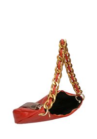 Borsa a tracolla in pelle rossa con manico a catena dorata e chiusura con cerniera. Presenta una texture liscia e una fodera interna nera.