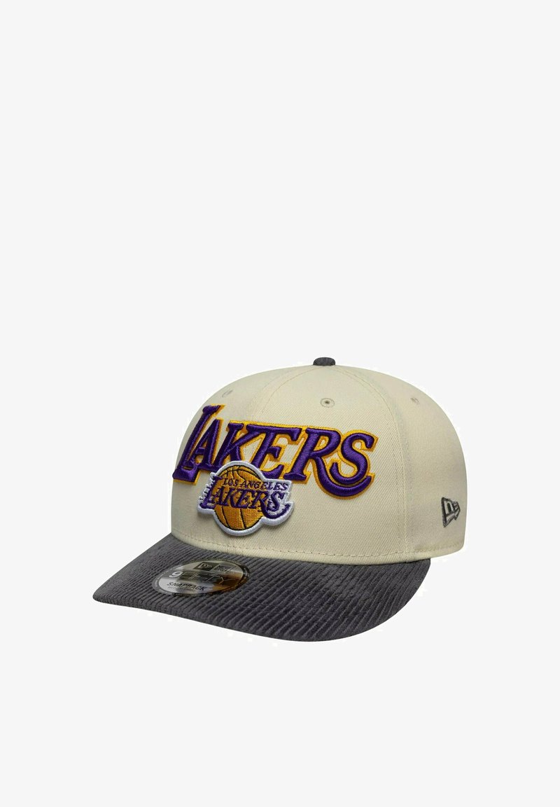 Cappellino da baseball crema con visiera in corduroy grigio scuro. Presenta un audace ricamo "LAKERS" in viola e giallo e un logo di un pallone da basket sulla parte frontale.