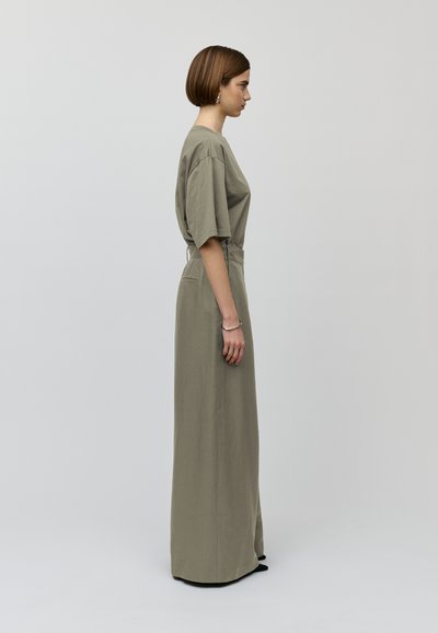 Langes, olivgrünes Kleid aus weichem Material, mit einem lässigen Schnitt, kurzen Ärmeln und gerader Silhouette, versehen mit einer seitlichen Taschendetail.