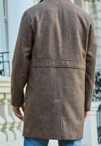 Manteau en laine marron à motif pied-de-poule, coupe droite, coutures visibles et une couture nette au dos ; équipé de poches lat érales.