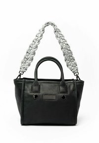 Zwarte leren handtas met een gestructureerde afwerking, dubbele handvatten en een gevlochten grijze schouderband. Voorzien van accenten in zilverkleurig beslag.