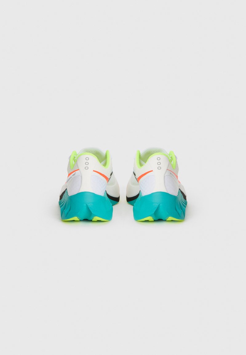 Une paire de chaussures de sport blanches avec des semelles turquoise et des accents néon verts et oranges, vues de l'arrière sur un fond blanc.