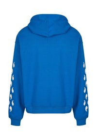 Felpa con cappuccio blu in tessuto testurizzato, con motivi a goccia bianchi su entrambe le maniche e polsini a coste.