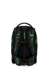 Sac à dos noir avec des motifs géométriques verts, dos et bretelles rembourrés, tissu durable, boucles ajustables pour la poitrine et la taille, intérieur spacieux.