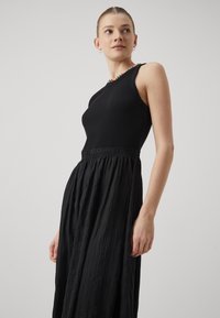 GAP CRINKLE MIXED MEDIA - Vestido informal - black