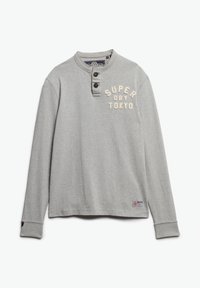 Graues langärmliges Shirt mit Henley-Ausschnitt, zwei Knöpfen und dem Text "SUPER DRY TOKYO" in Creme. Mit gerippten Bündchen und einem Logopatch am Saum.