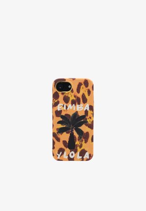 Funda de móvil con estampado de leopardo en naranja y marrón, con una palmera negra y texto "BIMBA Y LOLA" en blanco.
