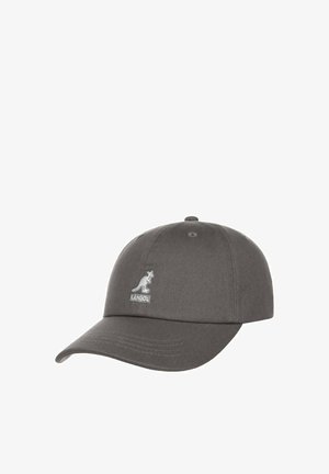 Dunkelgraue Baseballkappe mit gebogenem Schirm und weiß gesticktem Känguru-Logo über dem Markennamen Kangol auf dem Frontpanel.