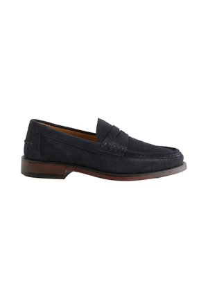Mocassin penny homme en daim noir avec petit talon marron et surpiqûres style mocassin sur fond blanc.