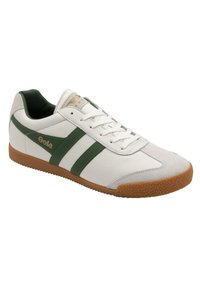 Sneaker bianco con strisce verdi, in pelle texturizzata e dettagli in suede, con lacci bianchi, e suola in gomma naturale con finitura pattern.