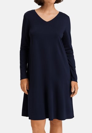 Marineblauw langemouwen jurk met een V-hals en een ontspannen pasvorm, gemaakt van zachte stof met een gladde textuur.