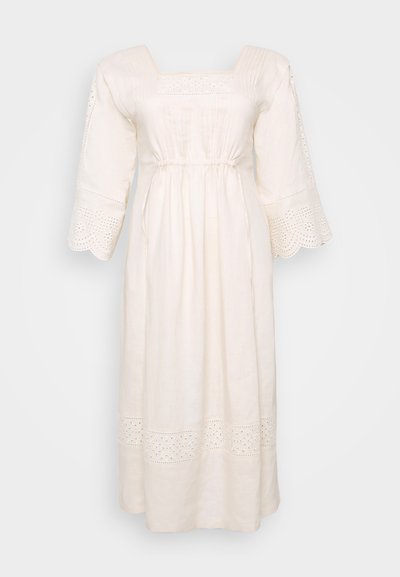 Biała lniana sukienka z prostokątnym dekoltem, krótkimi rozkloszowanymi rękawami i dekoracyjnym wykończeniem w kształcie oczek. Posiada marszczoną talię oraz długość do kostek.