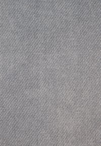 Zbliżenie szarej tkaniny dżinsowej, ukazujące diagonalny splot i drobne detale stębnowania.