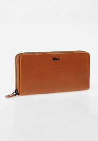 Portafoglio in cuoio marrone con chiusura a zip, forma rettangolare elegante e un sottile logo del marchio impresso sulla superficie. Finitura testurizzata.