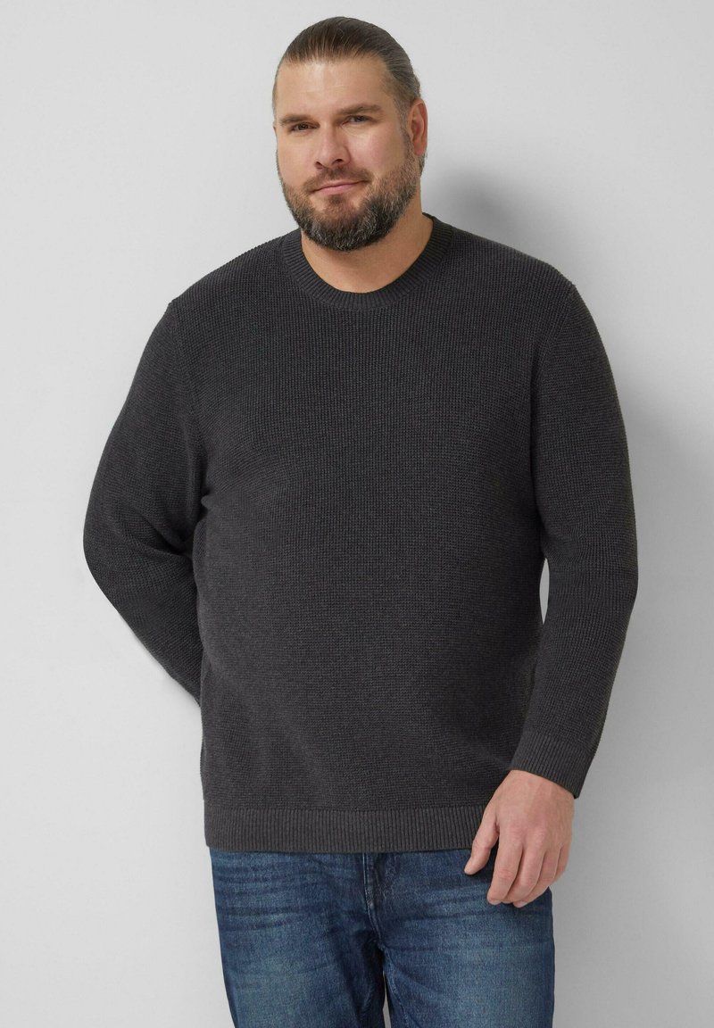 Ciemnoszary dziergany sweter z okrągłym dekoltem i długimi rękawami, ozdobiony fakturowanym wzorem oraz ściągaczami przy mankietach i dolnym brzegu.