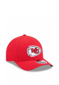 Rote Baseballmütze mit strukturierter Krone, gebogenem Schirm und gesticktem weißen und schwarzen Kansas City Chiefs-Logo auf der Vorderseite.