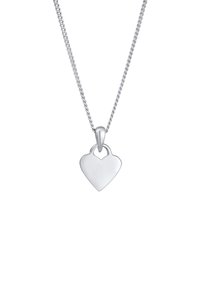 Silverhjäla medaljonghalsband på en vriden kedja, med en polerad yta och en utskärning högst upp för fäste.