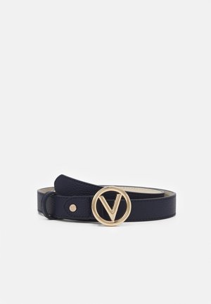 Sort læderbælte med en rund guldlås med et "V"-design, lagt fladt på en hvid baggrund.