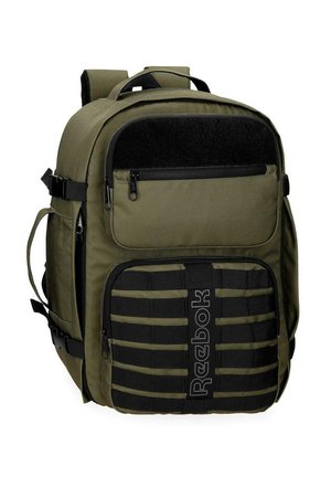Mochila Reebok verde oliva con múltiples compartimentos con cremallera, correas horizontales negras y correas acolchadas para los hombros.
