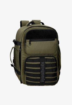 Mochila Reebok verde oliva con múltiples compartimentos con cremallera, correas horizontales negras y correas acolchadas para los hombros.