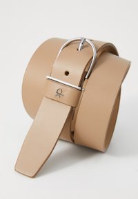 Cintura in pelle marrone chiaro con una texture liscia, dotata di una fibbia in metallo argentato e un piccolo dettaglio con logo sulla cintura in pelle.