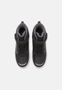 Sneakers nere alte realizzate in rete e materiale sintetico, con colletto imbottito, lacci e una cinghia in velcro per una vestibilità sicura.