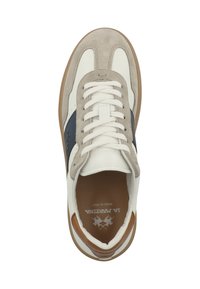 Sneakers i en blandning av beige mocka och vit läder, med ett mörkblått rand och brun häl. Snörningsdesign, gummisula och vadderad krage.