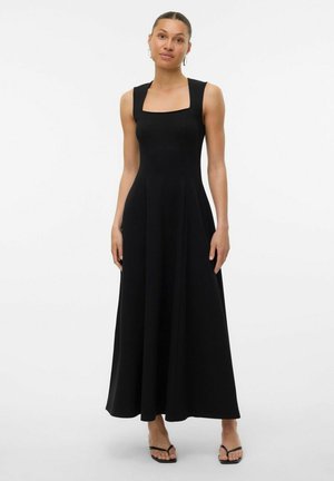 Robe maxi noire avec décolleté carré, sans manches, bodice ajusté et jupe fluide. Tissu texturé avec un drapage subtil.