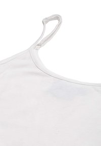 Weißes Baumwolltanktop mit dünnen Trägern, runder Ausschnitt und glatter Textur; weist leichte Flecken auf dem Stoff auf.