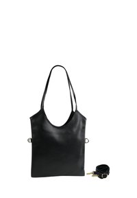 Zwarte leren tote bag met een gladde textuur, ronde schouderbanden en hardware in goudkleur. Inclusief een afneembare strap.