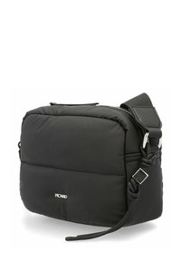 Borsa a tracolla nera imbottita in nylon con chiusura a zip, tracolla regolabile e un piccolo logo argentato. Presenta una texture liscia.