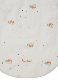 Weißer Stoff mit einem sich wiederholenden Muster von orangefarbenen Füchsen auf grünen Rollen und bunten Punkten in Blau, Gelb und Orange. Sterntaler-Label sichtbar.