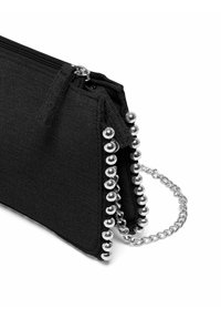 Sort stof clutch med lynlåslukning, sølvperleaccentueret langs den ene side og en metal kædestrop til at bære.